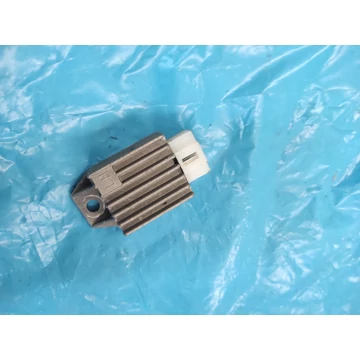 Yiben 50 QT-3 GY 50 Linea Speedy Peugeot V-Clic Vclic Garelli Cilone 4T50 Malaguti Malbo Baotian BT50QT-9 fesszabályzó Spannungsregler voltage regulator