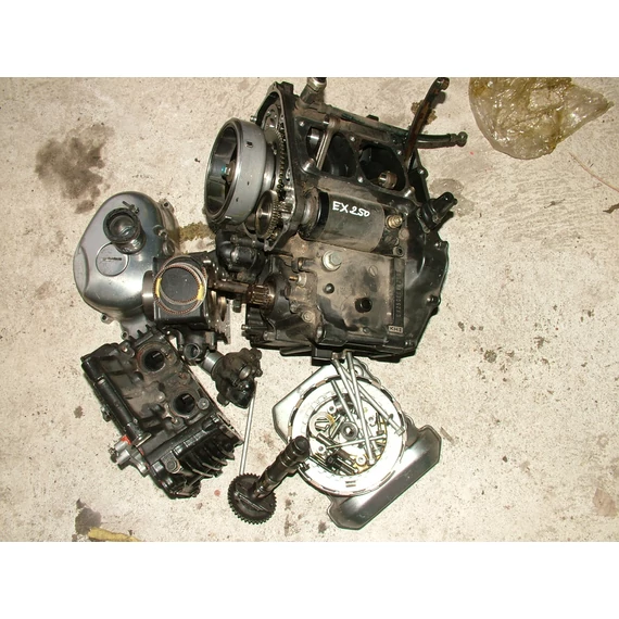 Kawasaki ZZR250 1993-97 MOTORBLOKK ALKATRÉSZ