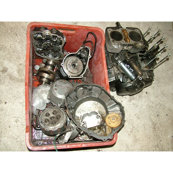 Kawasaki CSR 305  1983 Motorblokk alkatrészek