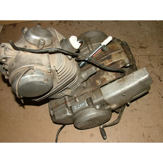 Kawasaki Z 200A1 1977 motorblokk alkatrészek
