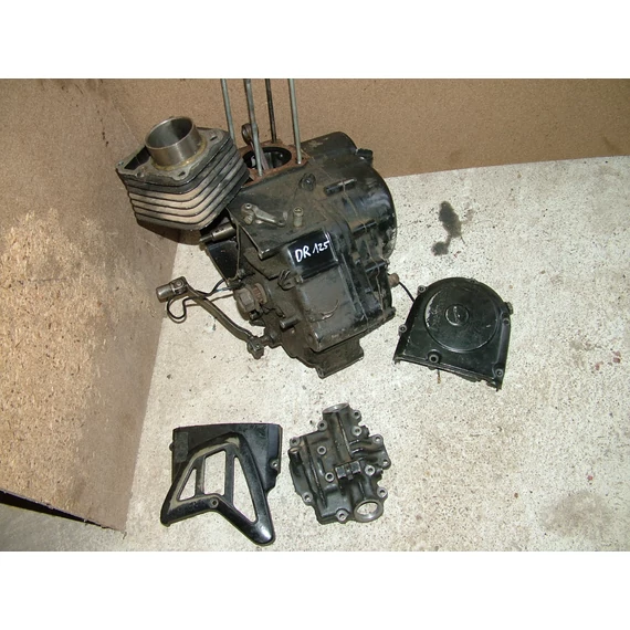 Suzuki  DR 125 1982-1987 motorblokk alkatrészek
