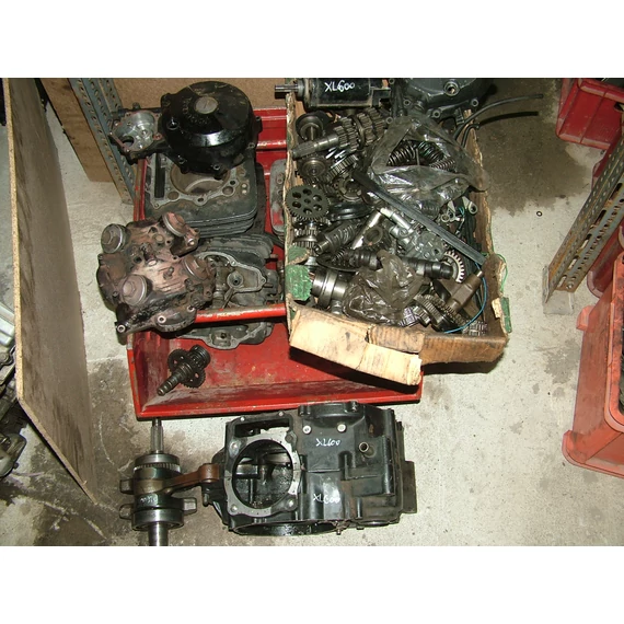 Honda XL600 motorblokk alkatrészek