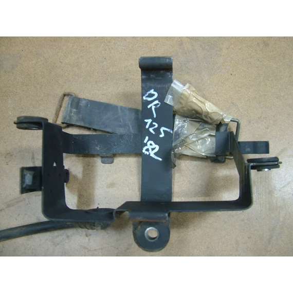 Suzuki DR 125 1982 Akkumulátor tartó
