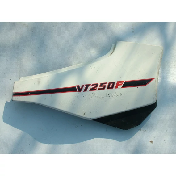 Honda VT250F jobb ülés alatti idom