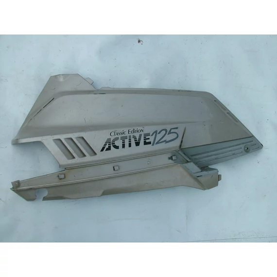 Yamaha BL125 jobb ülés alatti idom