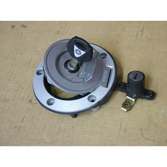 Yamaha FZ 600 S 2005 tank beöntő+sisakzár