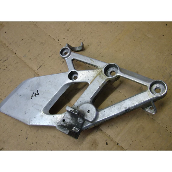 Honda CBR 600 F2 1992 jobb lábtartó konzol