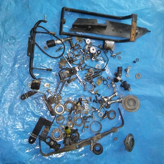 Gilera GSM50 2001 csavarok kis alkatrészek